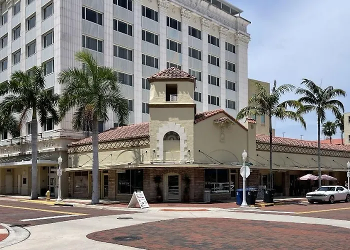 Romantic hotel: The Banyan Hotel Fort Myers, Tapestry Collection By Hilton