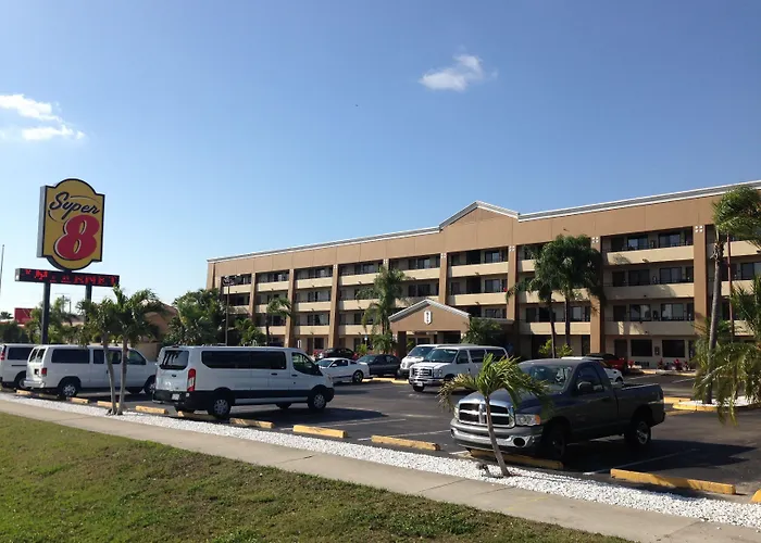 Hotel with pool: Super 8 By Wyndham Fort Myers