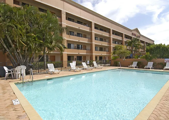 Hotel with pool: Super 8 By Wyndham Fort Myers